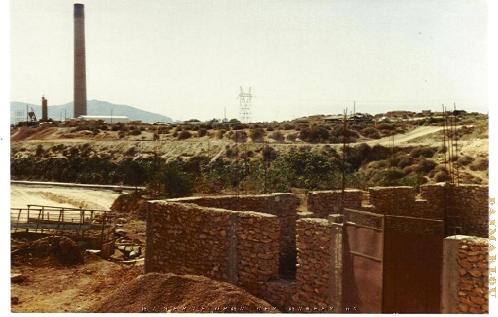 BB 023 CITE JEAN DE LA FONTAINE 1983 CHAMP DU VIEUX ET LA CHEMINEE DE LA CENTRALE.JPG